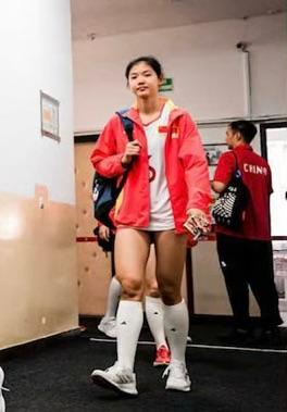 U19女排击败日本赢在她！进攻暴力拦网出色跳发给力，她才应主打
