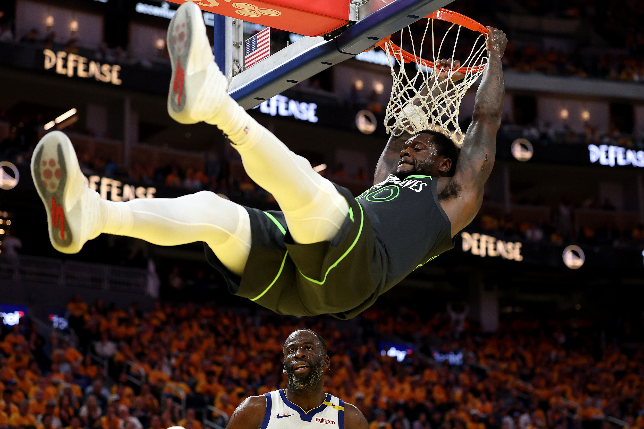 😈兰德尔季后赛前两轮场均24.3分，西决得分下滑至17.4分