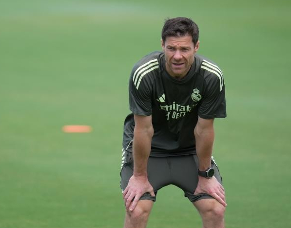 开云体育下载-西甲|豪门的饭碗不好端，阿龙索黯然下课离开伯纳乌|哈维·阿隆索|皇马|皇家马德里|阿隆索|安切洛蒂_新浪新闻