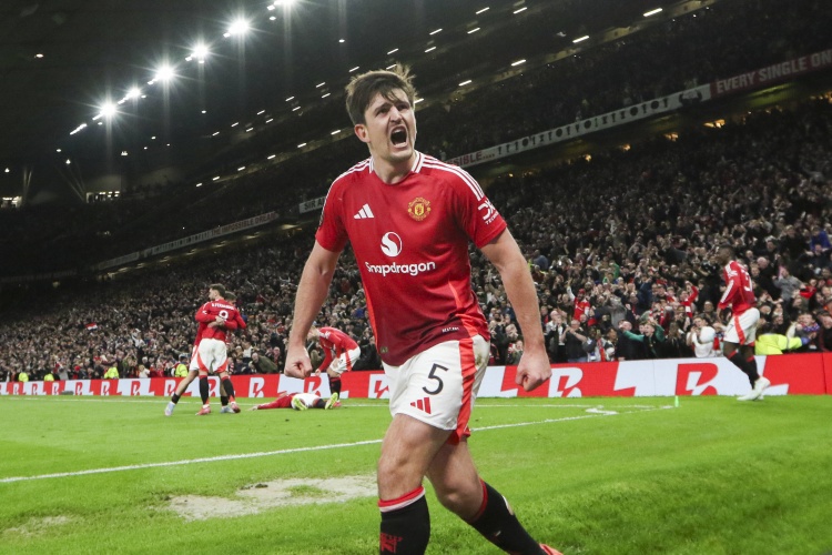 开云APP-降薪近一半!英媒:曼联考虑开两年周薪10万镑合同,马奎尔愿考虑