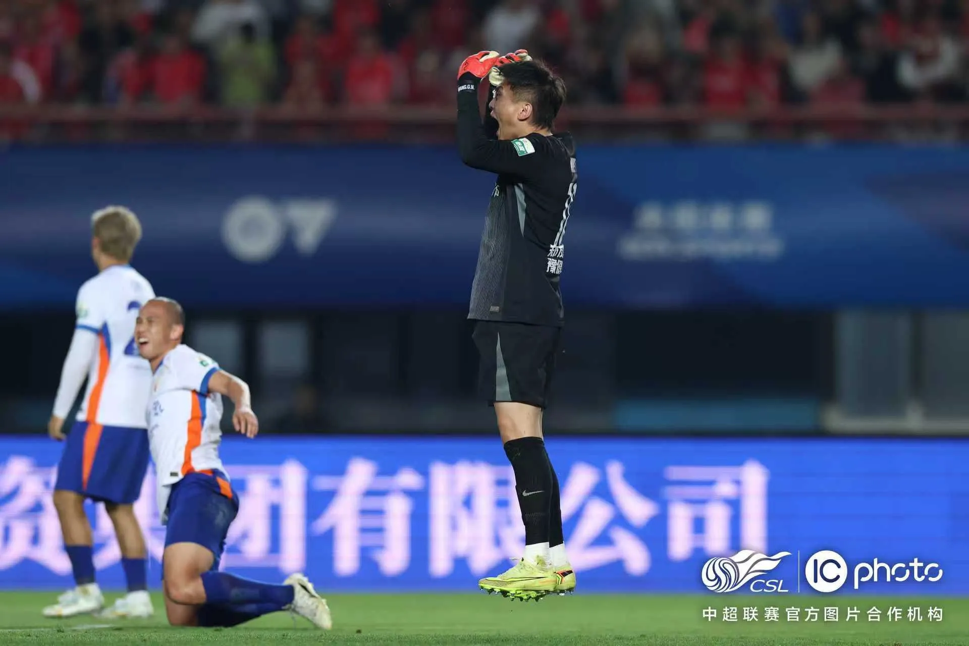 开云体育入口-出击失误致丢球，王国明赛后社媒向球队与球迷道歉：对不起