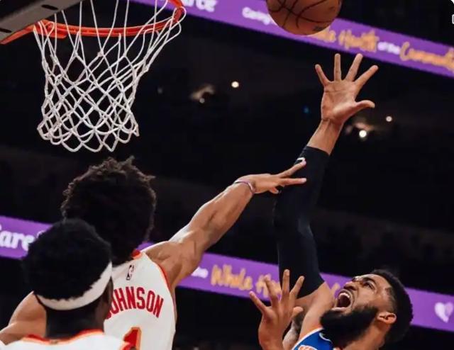 开云体育入口-唐斯三双尼克斯客场大胜 本届季后赛首个天王山之战现身